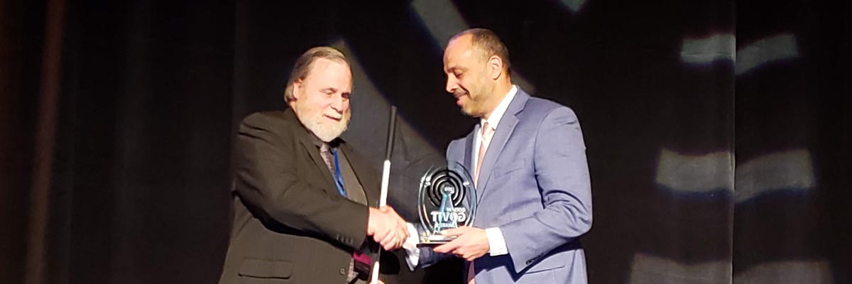 Commissioner Tomes presenting David Andrews with an award at the Golden GOVIT Awards.