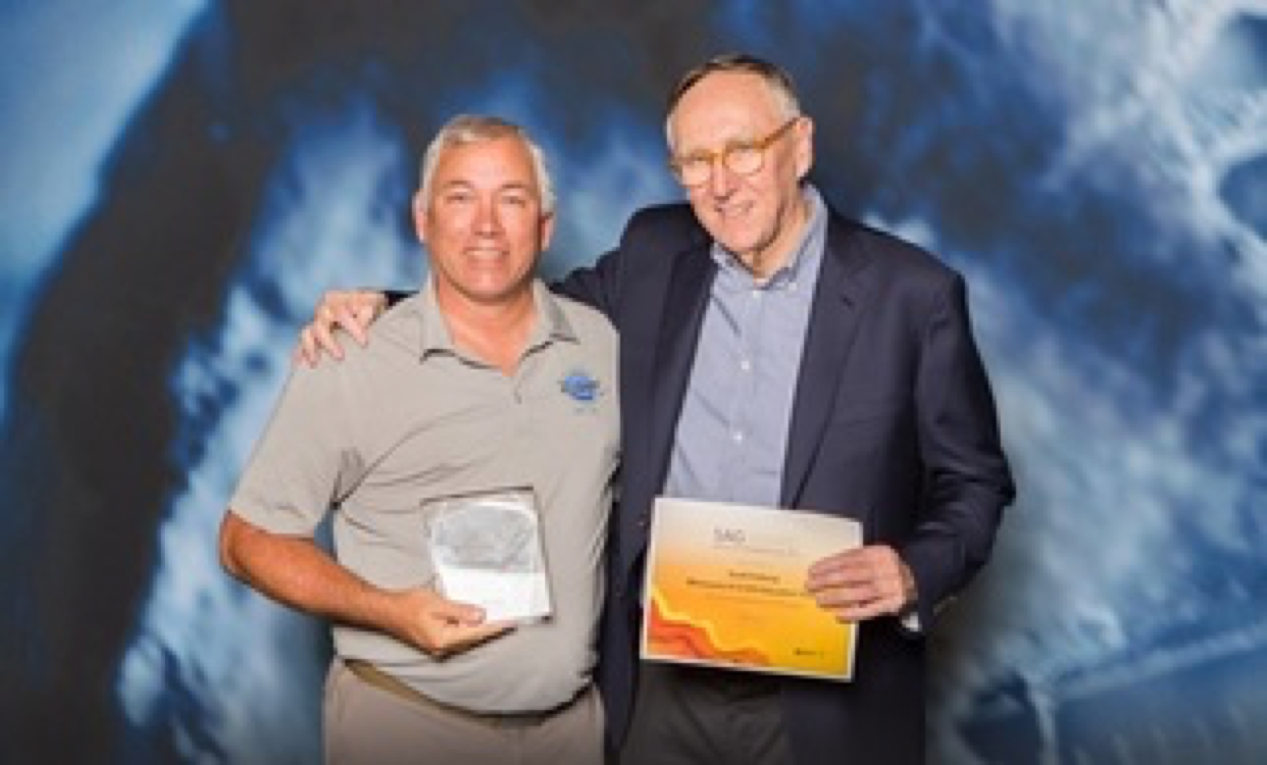  Jack Dangermond presenting MNIT's Scott Freburg with an award