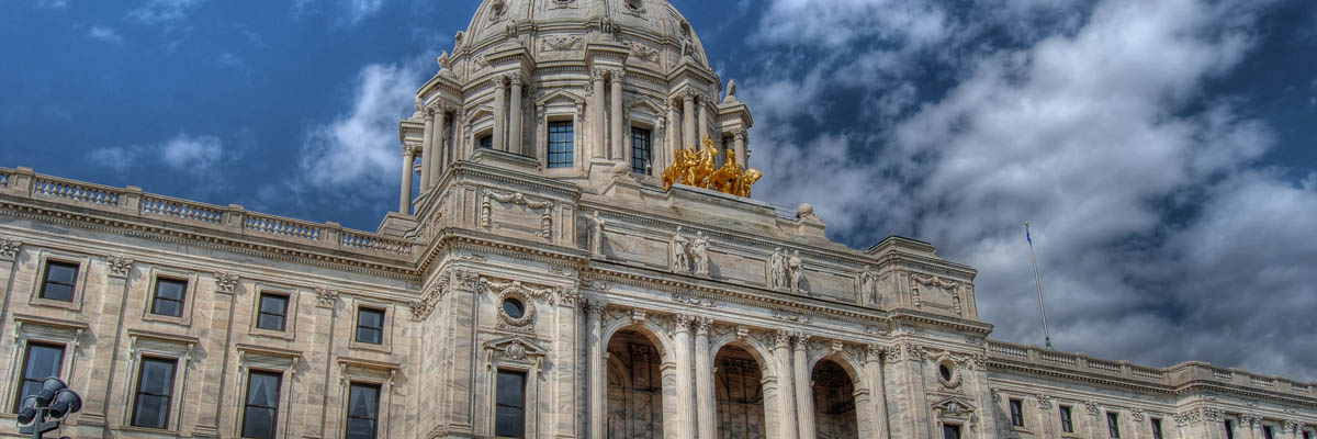 Dhismaha hore ee bannaanka Xarunta Gobolka Minnesota. 