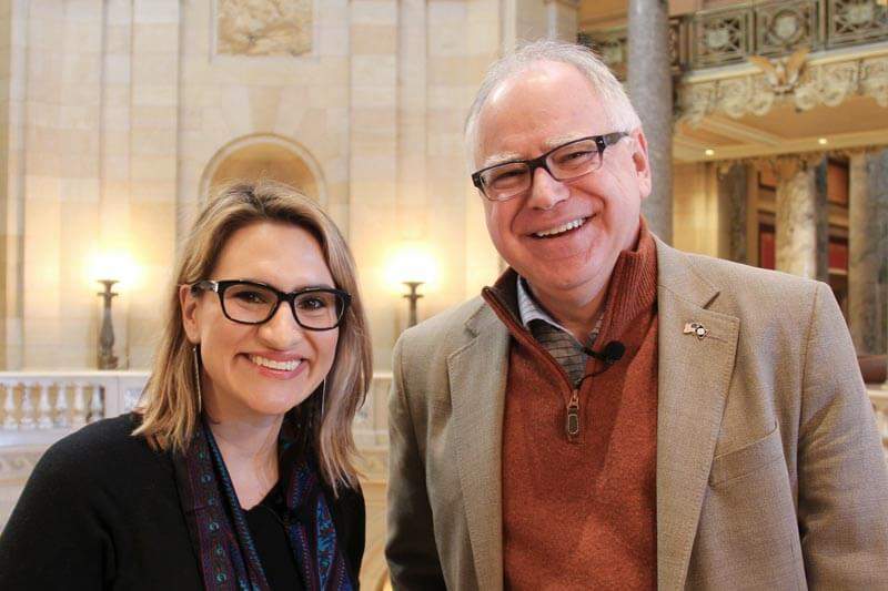 GovernerTim Walz iyo ku-xigeenkiisa Peggy Flanagan oo taagan Dhismaha Xarunta Gobolka Minnesota. 