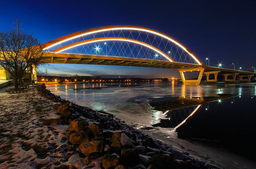 Mississippi begins to freeze over with Hastings bridge / Photo Credit: David Youngren